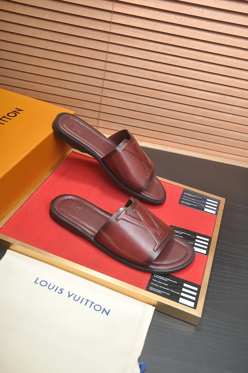 Men's shoes 💰360💶 [Louis Vuitton LV slippers] (high-end cowhide) counter 1:1 fashion style, a must-have for summer! The designer used LV’s iconic outsole. The original simple slippers instantly become fashionable! The upper is made of flexible special cowhide leather straps alternately, and the workmanship is exquisite! A must-have for stylish men in summer, size 38-46 (45 46 customized)